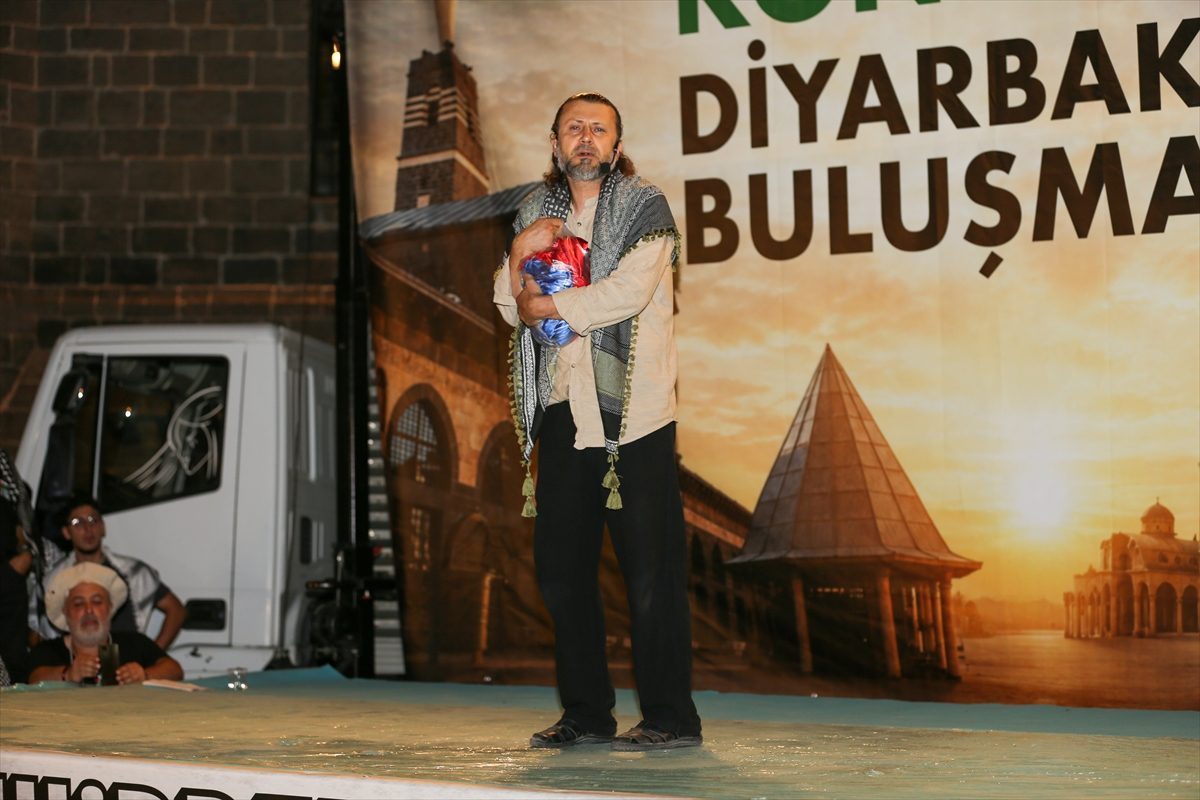 Bosna-Hersek’ten yola çıkan “Filistin Konvoyu” aktivistleri Diyarbakır’da miting düzenledi