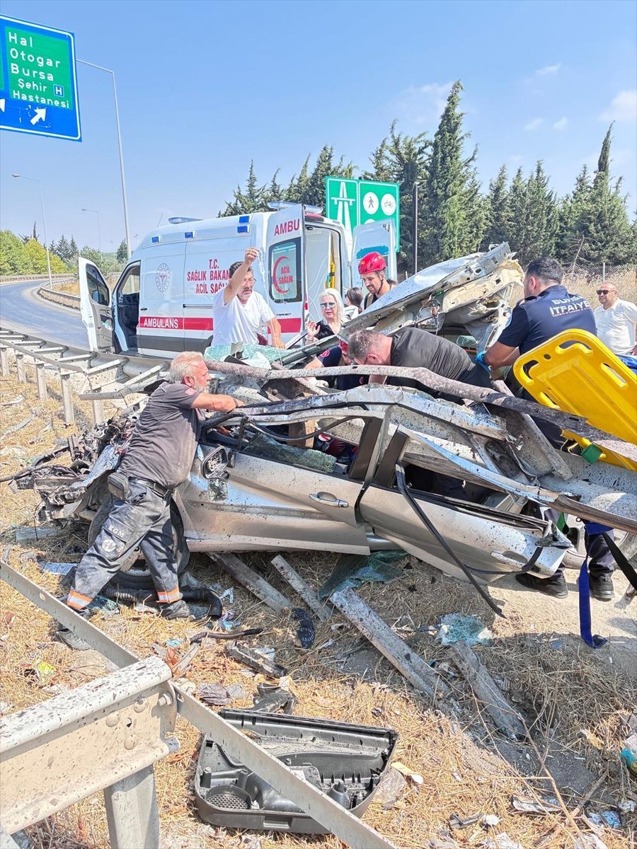 Bursa’da bariyerlere çarpan otomobilin sürücüsü ağır yaralandı