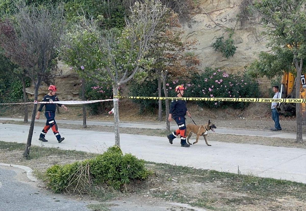 Büyükçekmece’de meydana gelen toprak kaymasına ekipler müdahale ediyor
