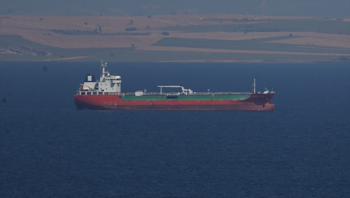 Çanakkale Boğazı’nda baca yangını çıkan gemi demirletildi