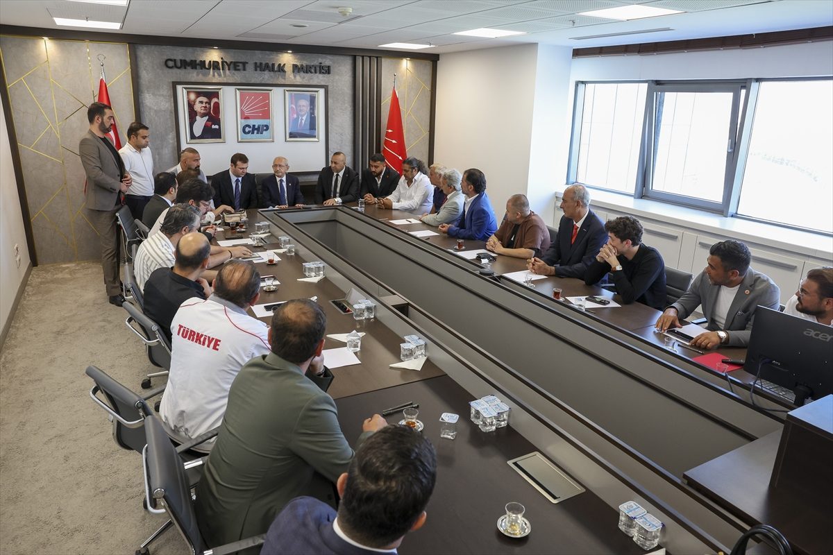 CHP Genel Başkanı Kılıçdaroğlu, partisinin Spor Kurulu üyeleriyle bir araya geldi