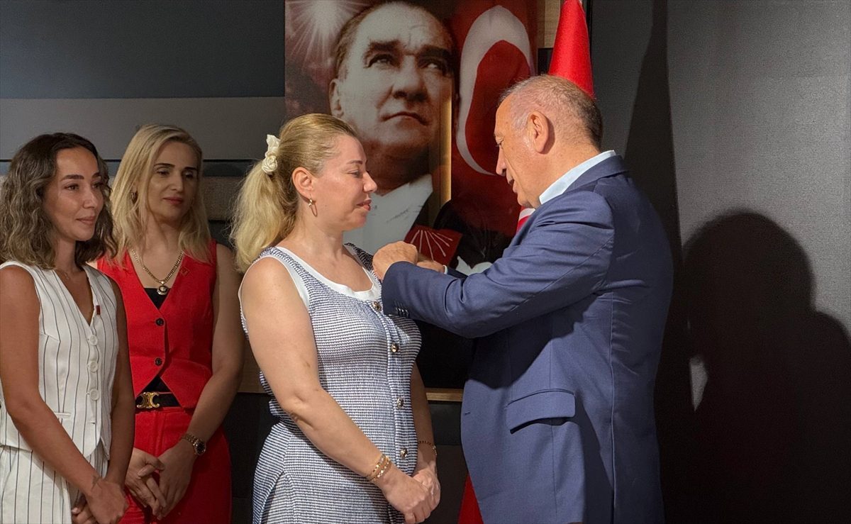 CHP İstanbul İl Başkanlığı’nda rozet takma töreni düzenlendi