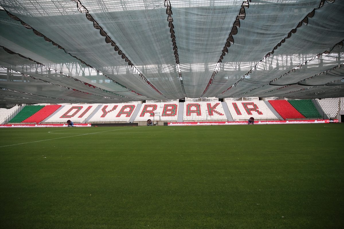 Diyarbakır Valisi Zorluoğlu, Süper Lig karşılaşmalarının oynanacağı Diyarbakır Stadı’nda inceleme yaptı: