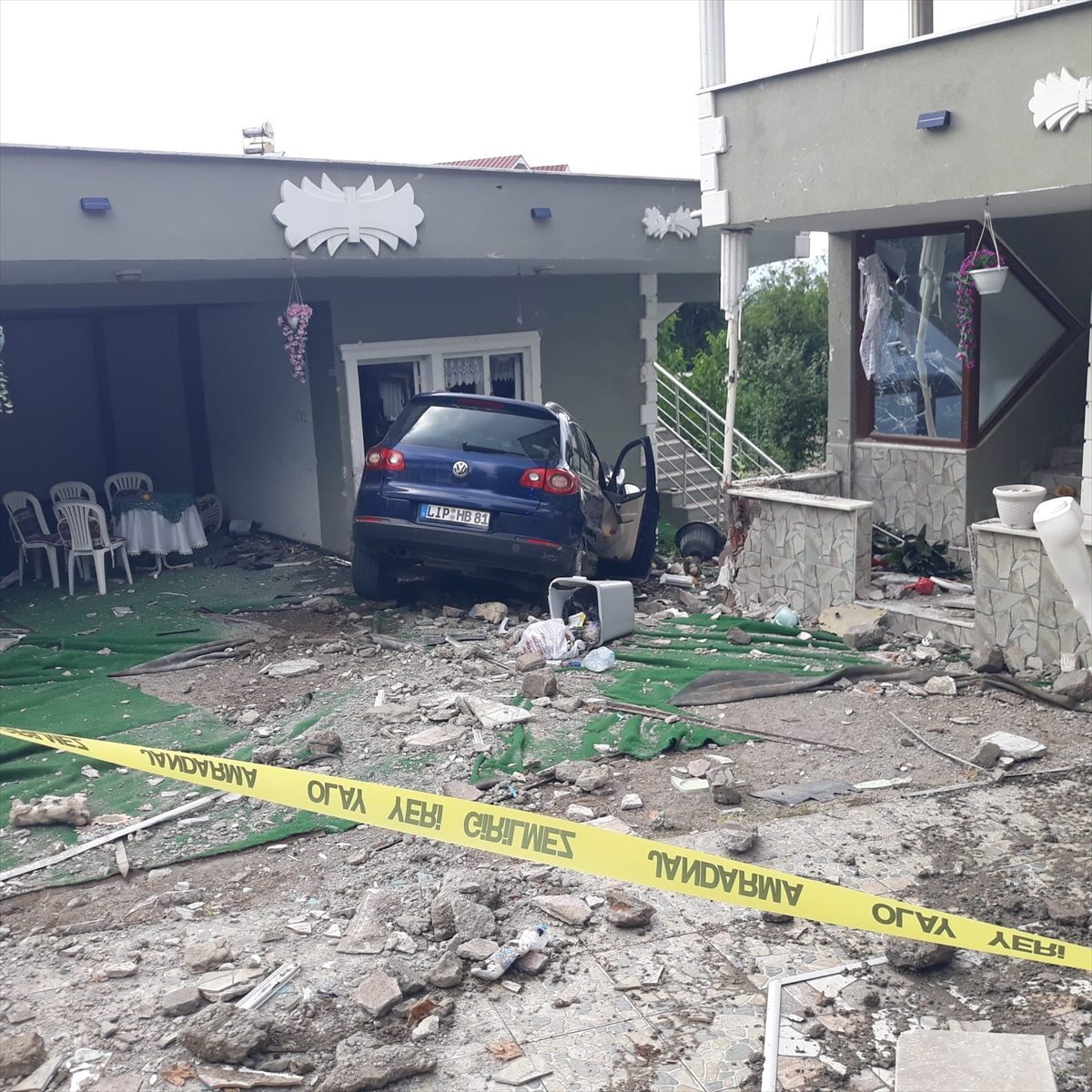 Düzce’de bahçe duvarını yıkarak eve çarpan otomobilin sürücüsü yaralandı