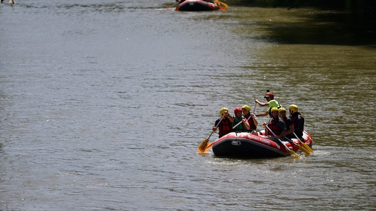 Düzce’de sıcak havadan bunalanlar rafting yaparak serinledi