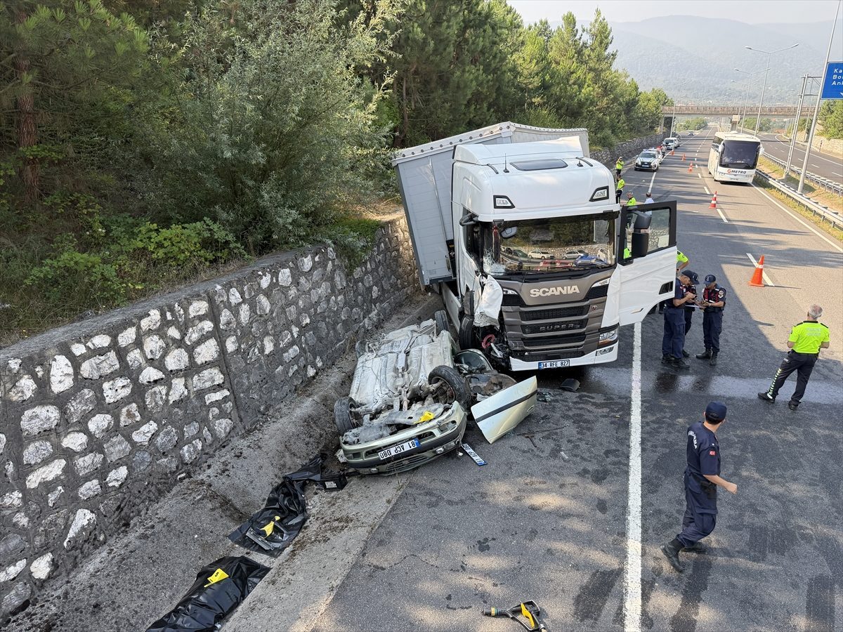 Düzce’de tırla çarpışan otomobilin sürücüsü öldü