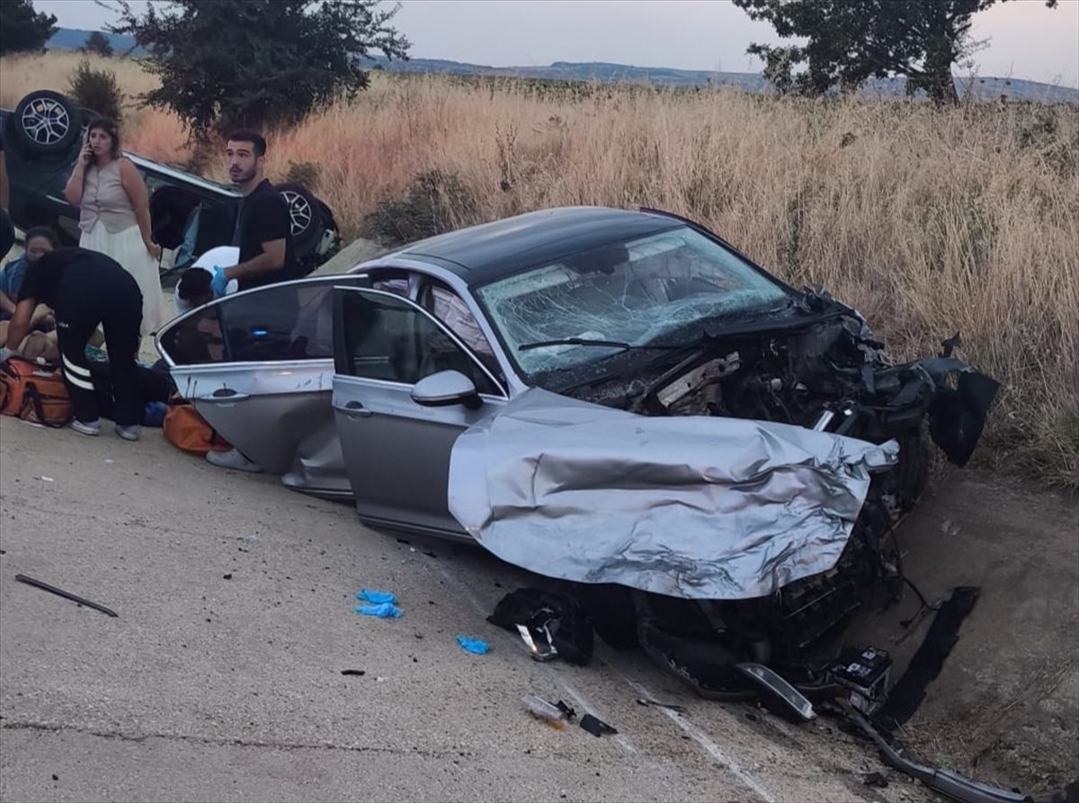 Edirne iki otomobilin çarpıştığı kazada 9 kişi yaralandı