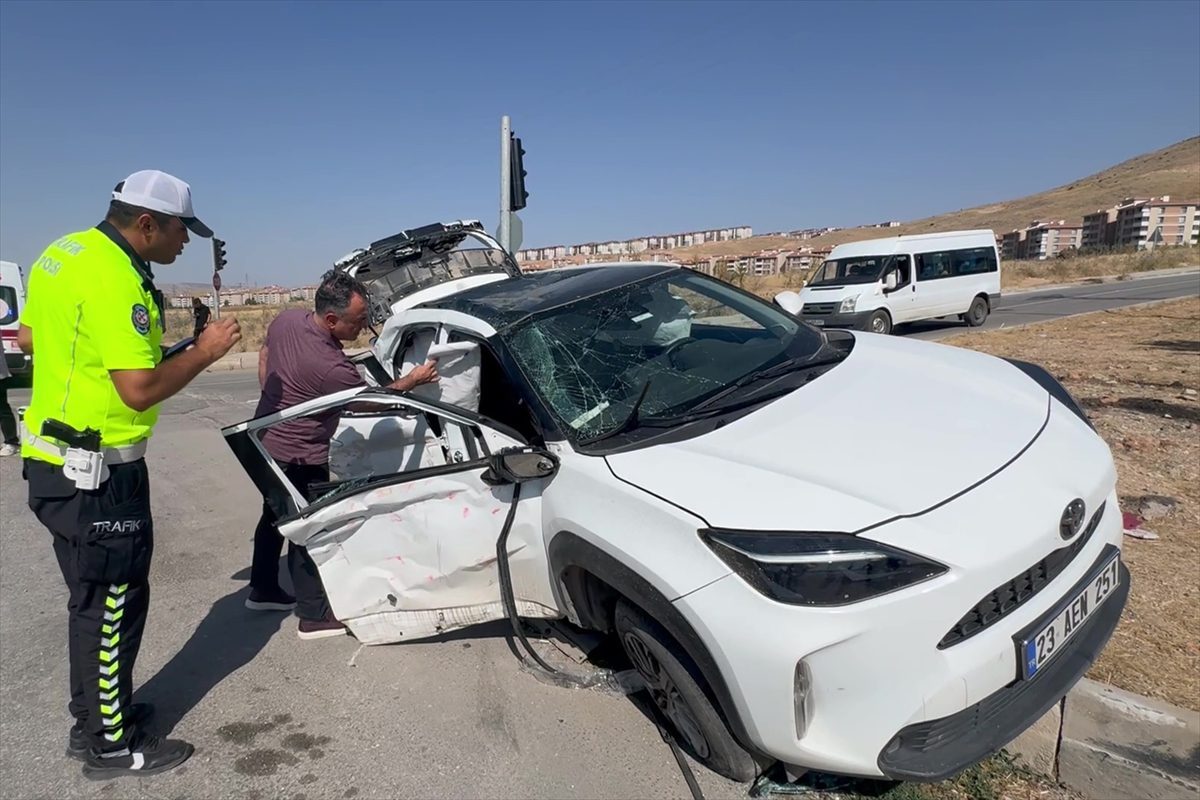 Elazığ’da tır ile otomobil çarpıştı, 4 kişi yaralandı