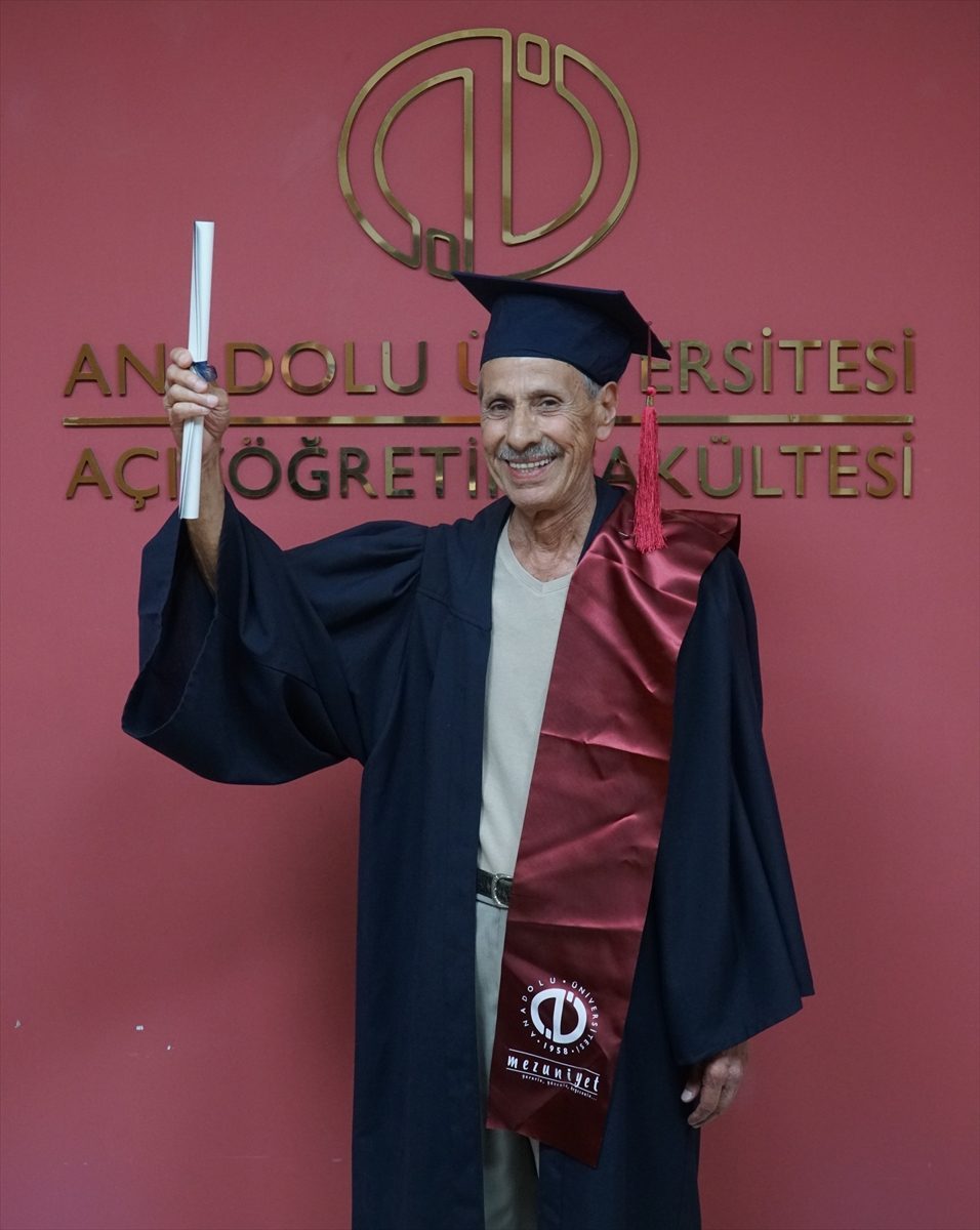 Emekliliğinin ardından yükseköğretimde 10 program tamamladı