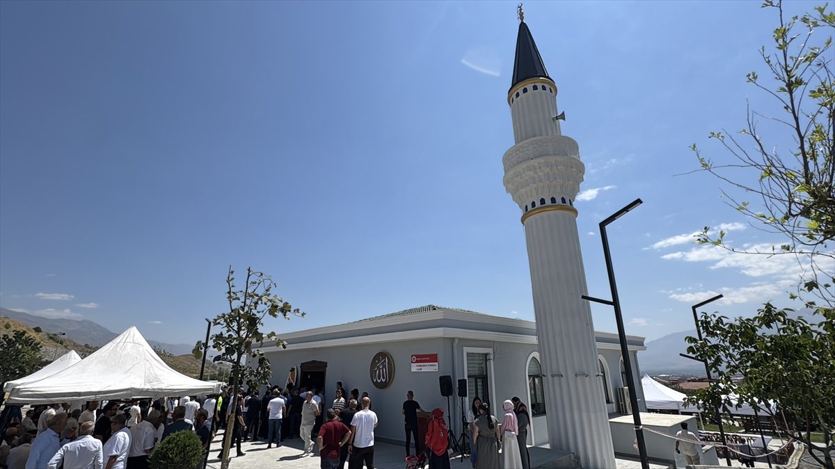 Erzincan’da hayırseverin yaptırdığı cami ibadete açıldı