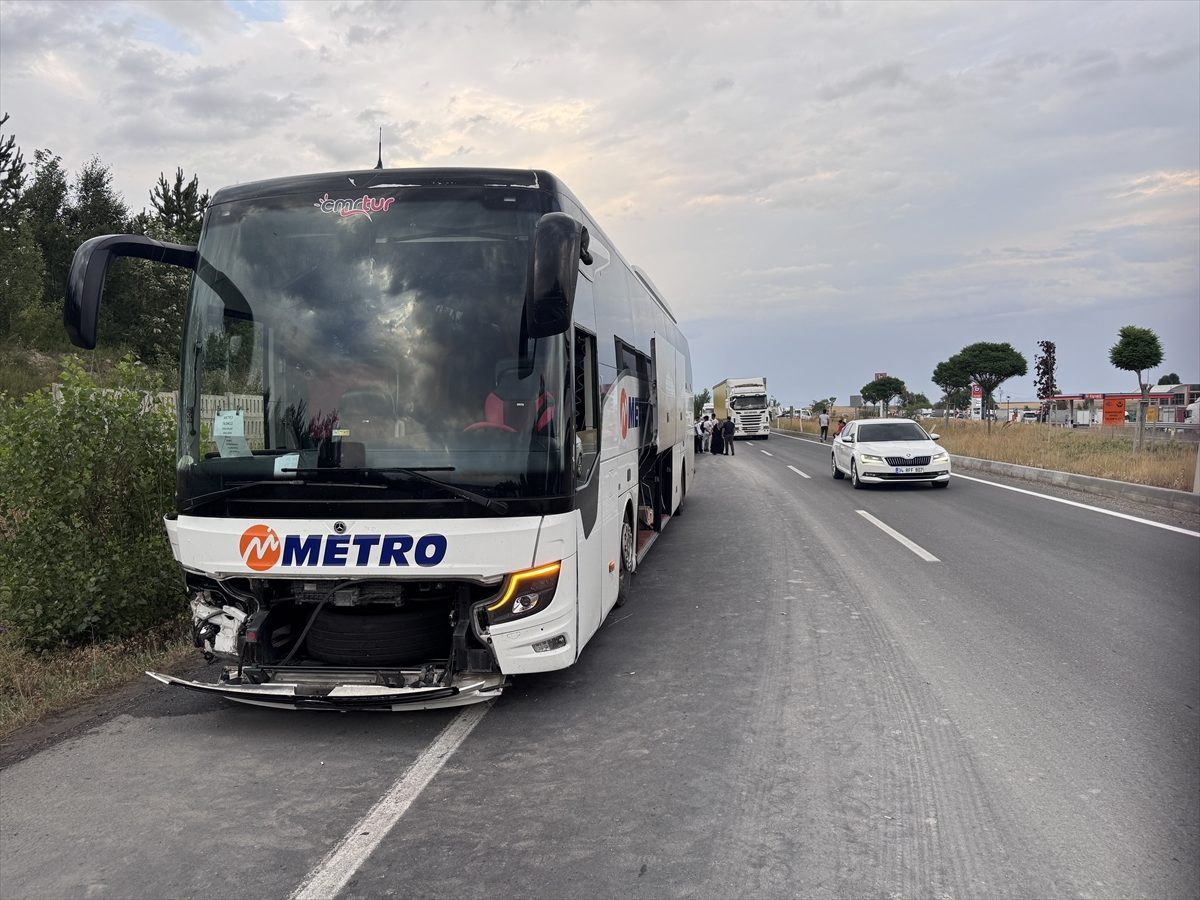 Erzurum’da yolcu otobüsünün traktöre çarptığı kaza anı güvenlik kamerasında