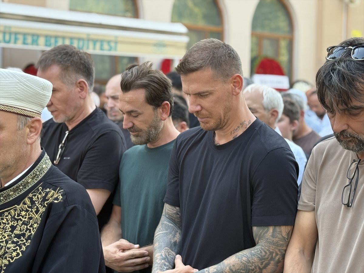 Eski milli futbolcu Serdar Aziz’in babasının cenazesi defnedildi
