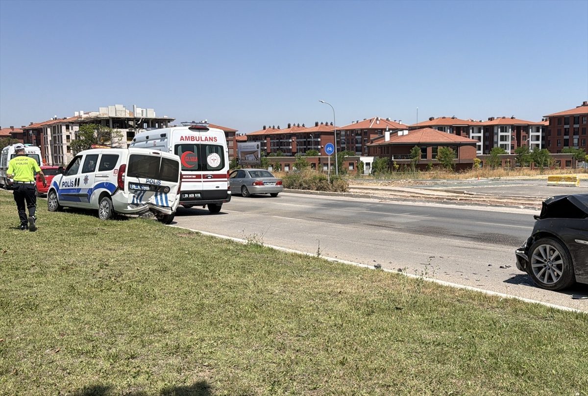 Eskişehir’de otomobilin polis aracına çarptığı kazada 6 kişi yaralandı