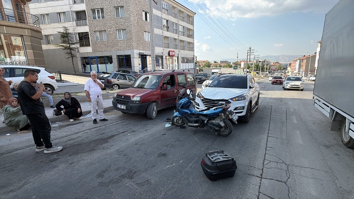 Eskişehir’de SUV tipi aracın motosiklete çarptığı kaza anı güvenlik kamerasında