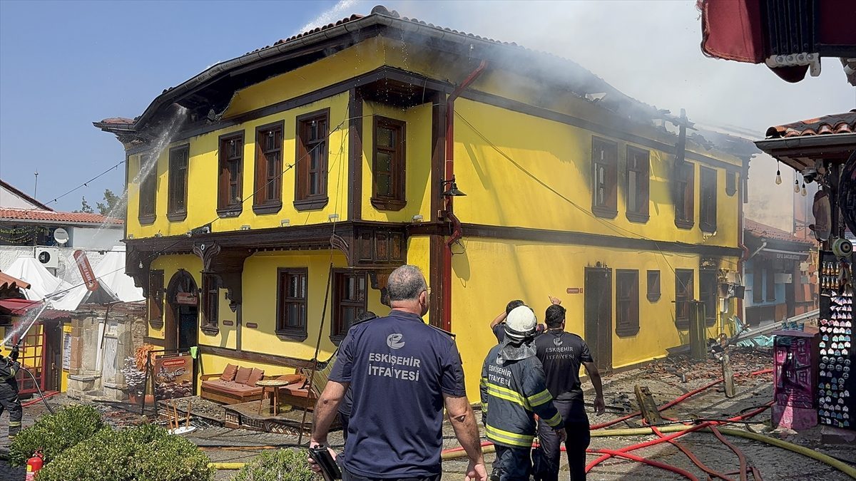 Eskişehir’de Tarihi Odunpazarı Evleri Bölgesi’ndeki işletmede çıkan yangın söndürüldü