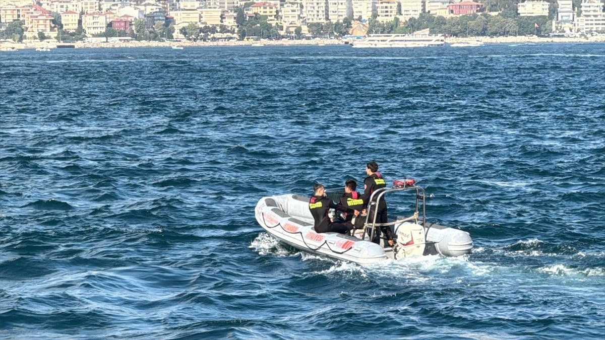 Fatih’te denizde boğulma tehlikesi geçiren çocuk hastaneye kaldırıldı