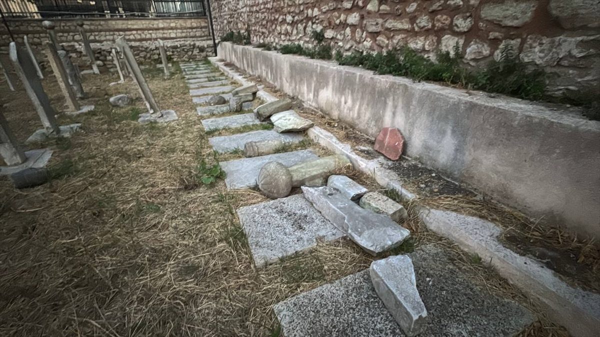 Fatih’teki tarihi hazirede 7 mezar taşı tahrip edildi