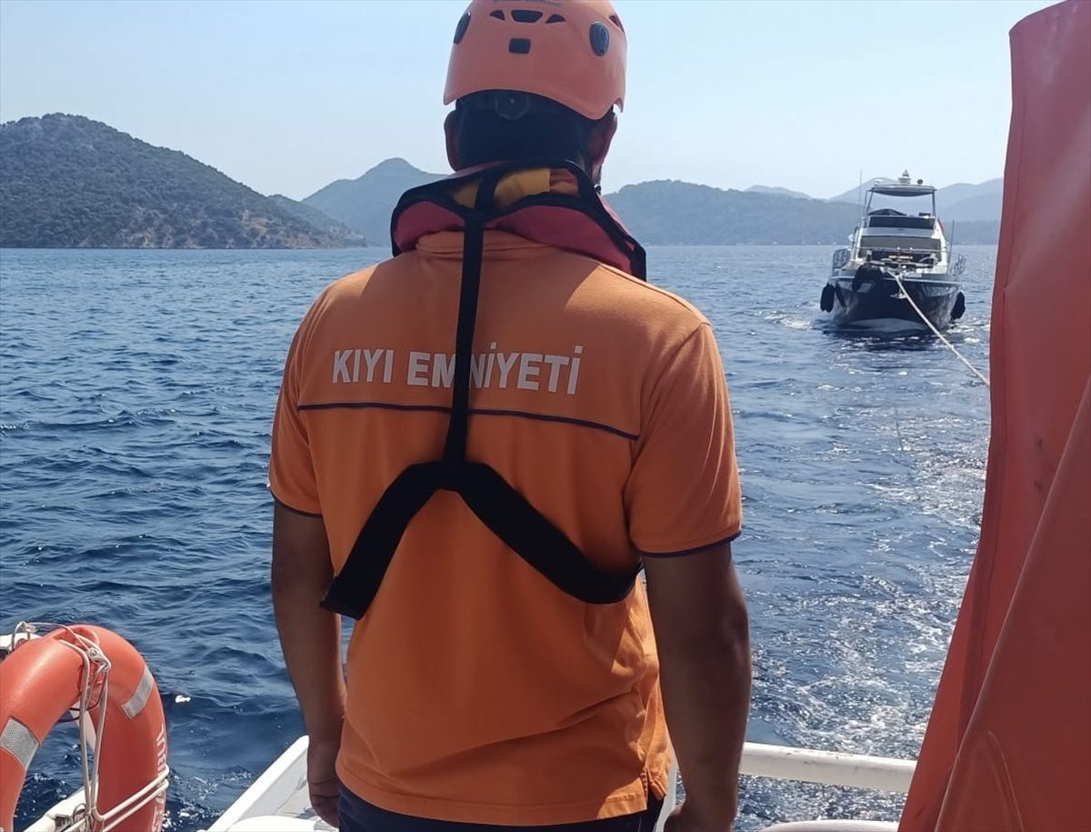 Fethiye açıklarında sürüklenen teknedeki 3 kişi kurtarıldı