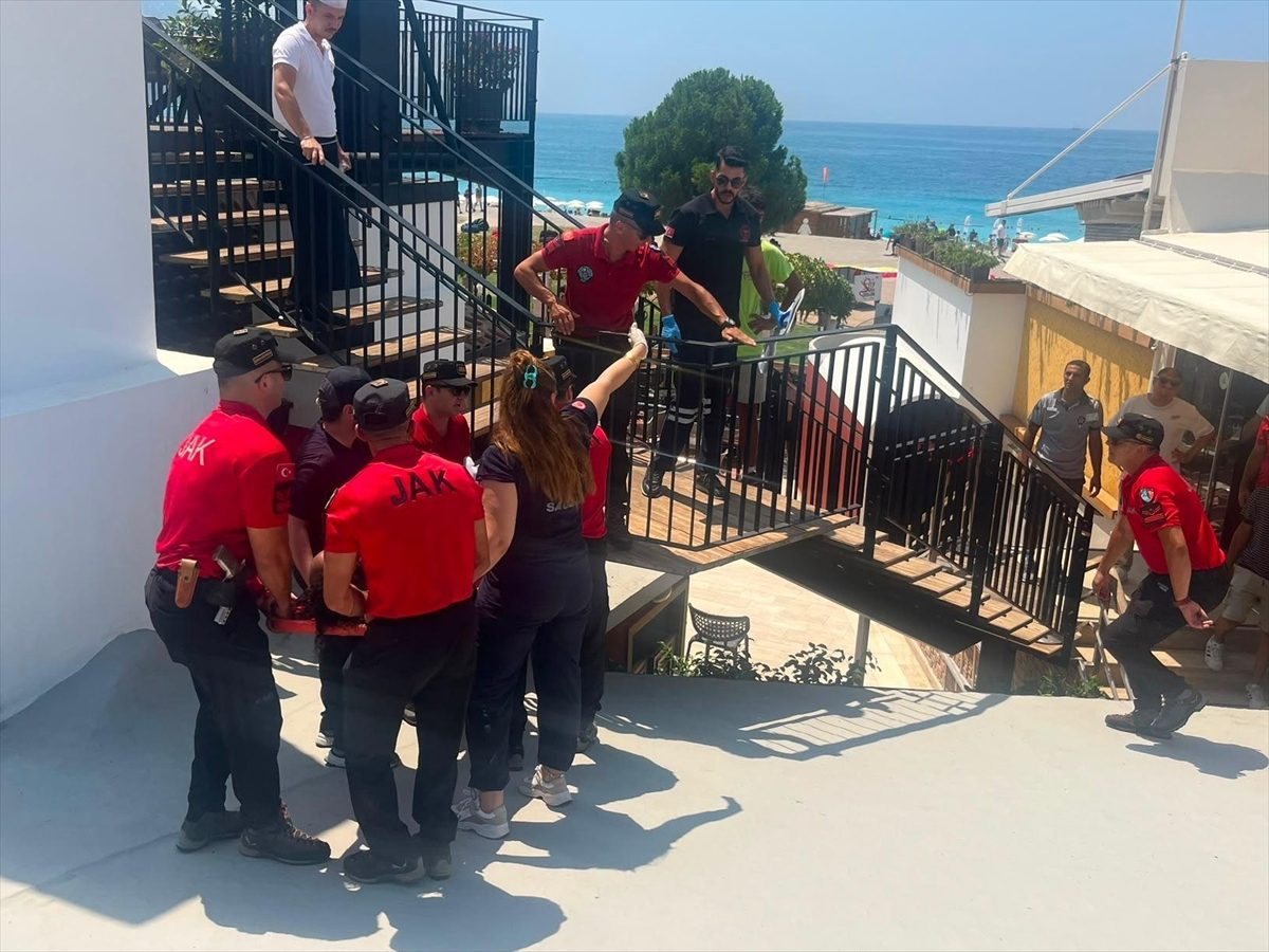 Fethiye’de işletmenin çatısına düşen yamaç paraşütü pilotu ile yolcusu yaralandı