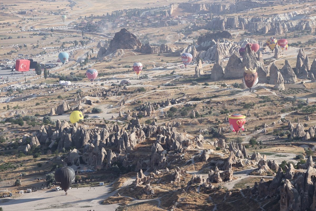 Figürlü sıcak hava balonları Kapadokya semalarını renklendirdi