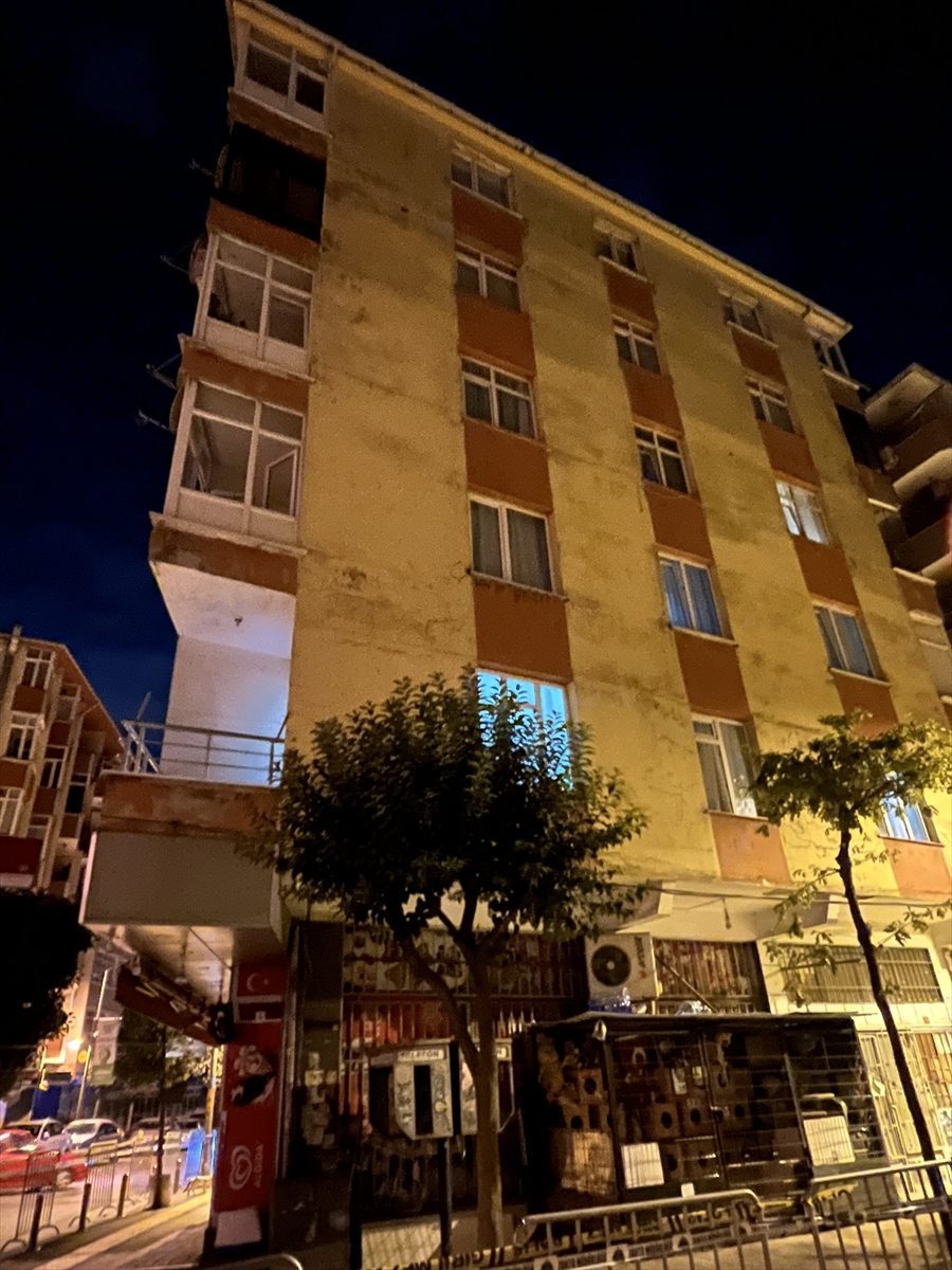 Güngören’de balkonu çöken 5 katlı bina tahliye edildi