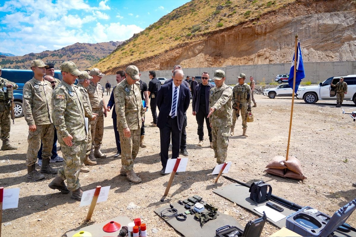 Hakkari Valisi Taşyapan, Çukurca’daki mayın temizleme çalışmalarını inceledi: