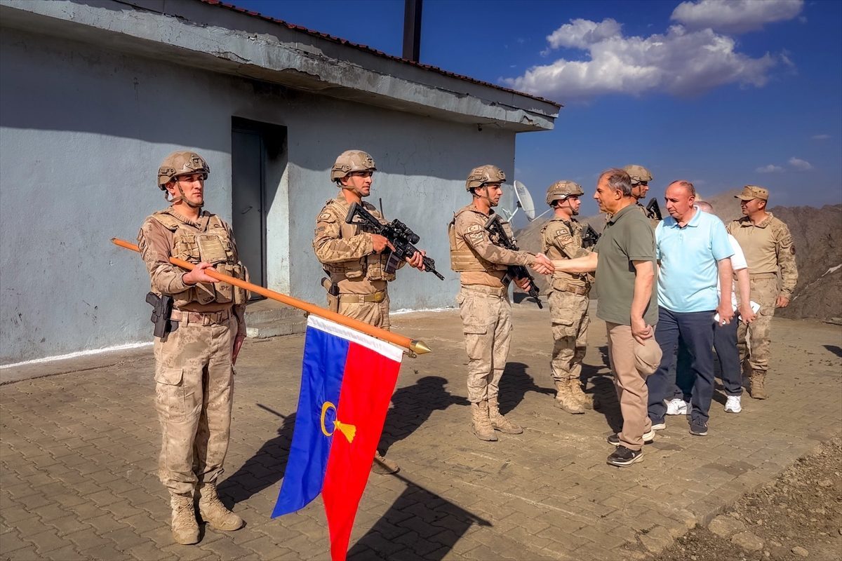 Hakkari Valisi Taşyapan, İkiyaka Dağları’ndaki üs bölgelerini ziyaret etti