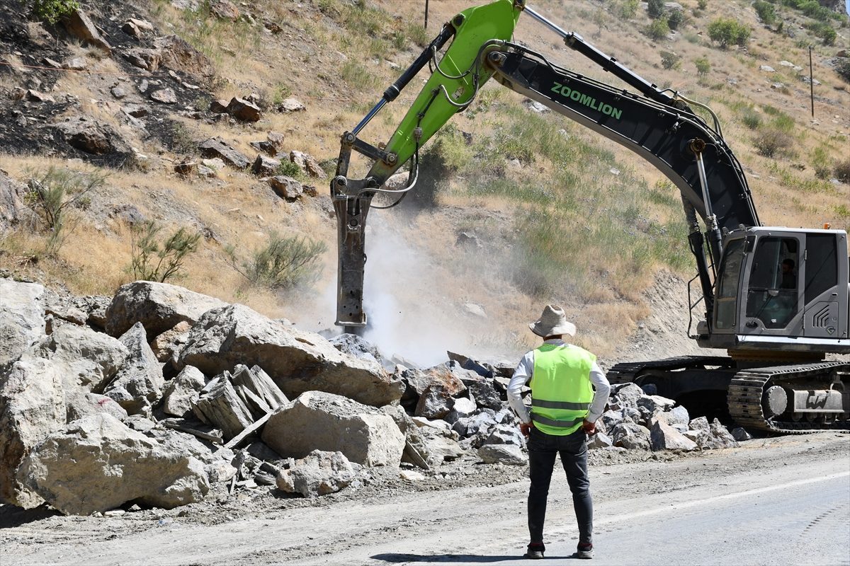 Hakkari-Van kara yolunda ulaşımı rahatlatacak çalışmalar sürüyor