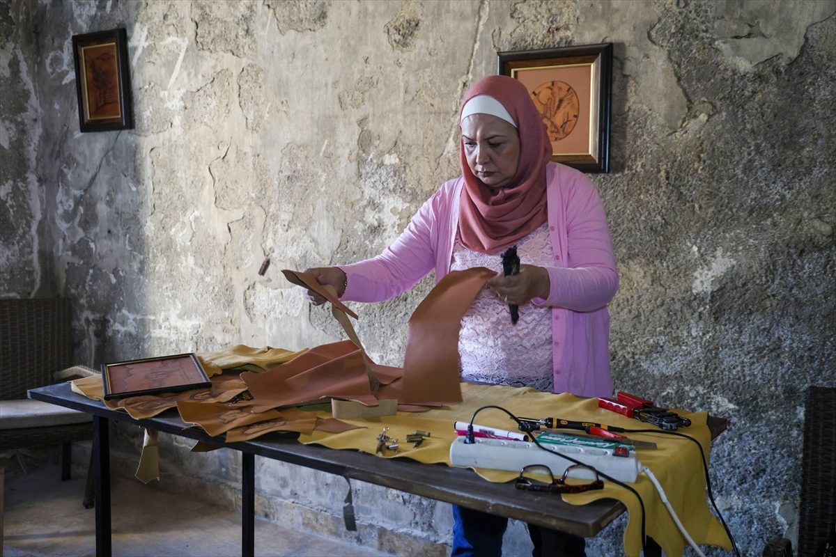 Halepli kadın sanatçı yakma tekniğiyle deriyi sanat eserine dönüştürüyor
