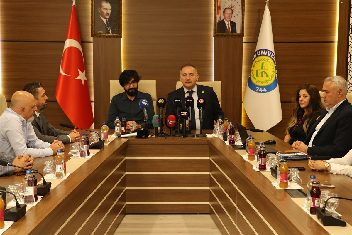 Harran Üniversitesi Rektörü Güllüoğlu, dünya birincisi Vox Humanis Korosu’nu ağırladı