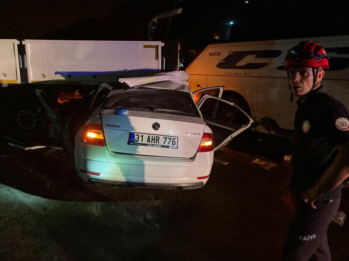 Hatay’da 3 aracın karıştığı kazada 2 kişi hayatını kaybetti, 4 kişi yaralandı