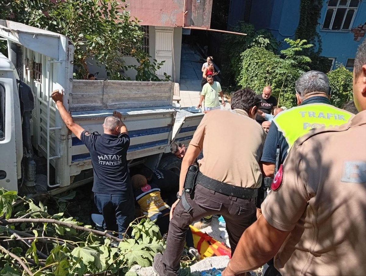 Hatay’da bahçeye devrilen kamyonetin altında kalan kadın öldü