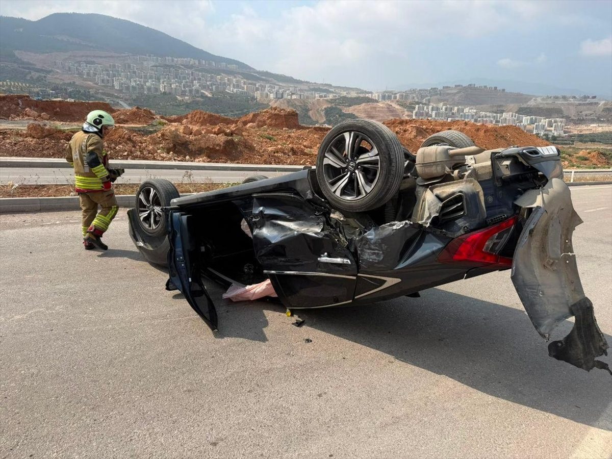 Hatay’da panelvanla çarpışan otomobildeki 4 kişi yaralandı