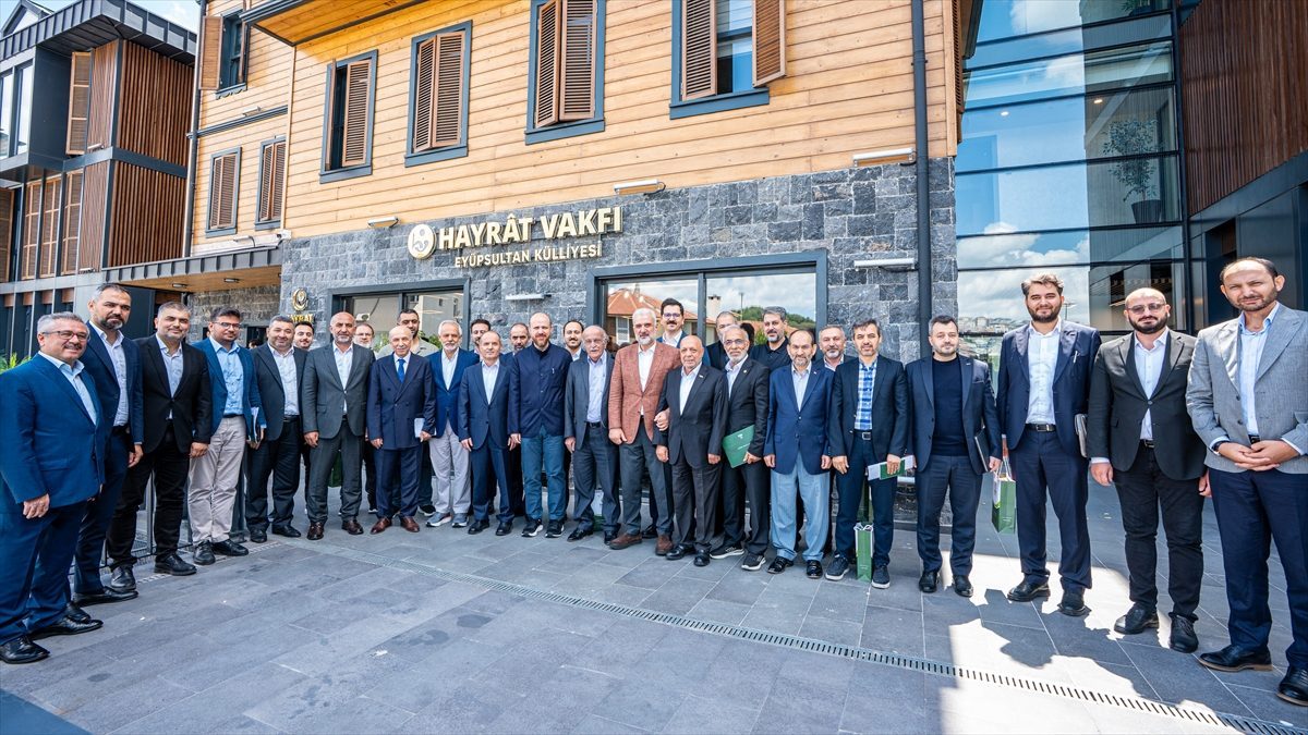 Hayrat İnsani Yardım Derneğinde Filistin’e yönelik insani yardım çalışmaları ele alındı