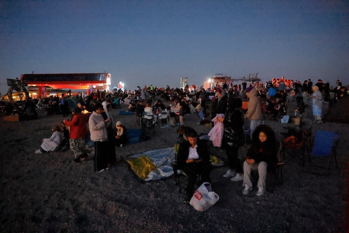 İç Anadolu’nun zirvesi Erciyes’te vatandaşlar Perseid meteor yağmurunu izledi