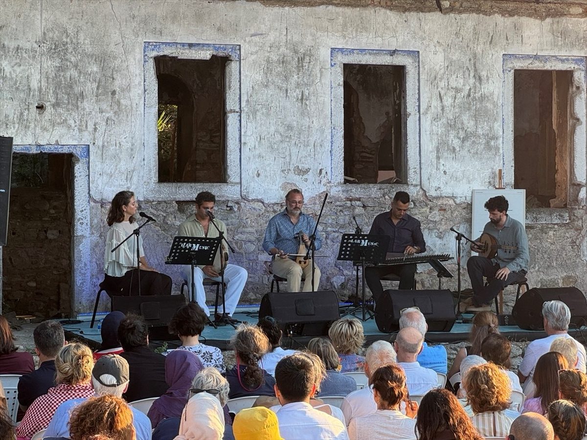 Derya Türkan Ensemble, Vlahsaray Panayia Paramythia Kilisesi’nde konser verdi