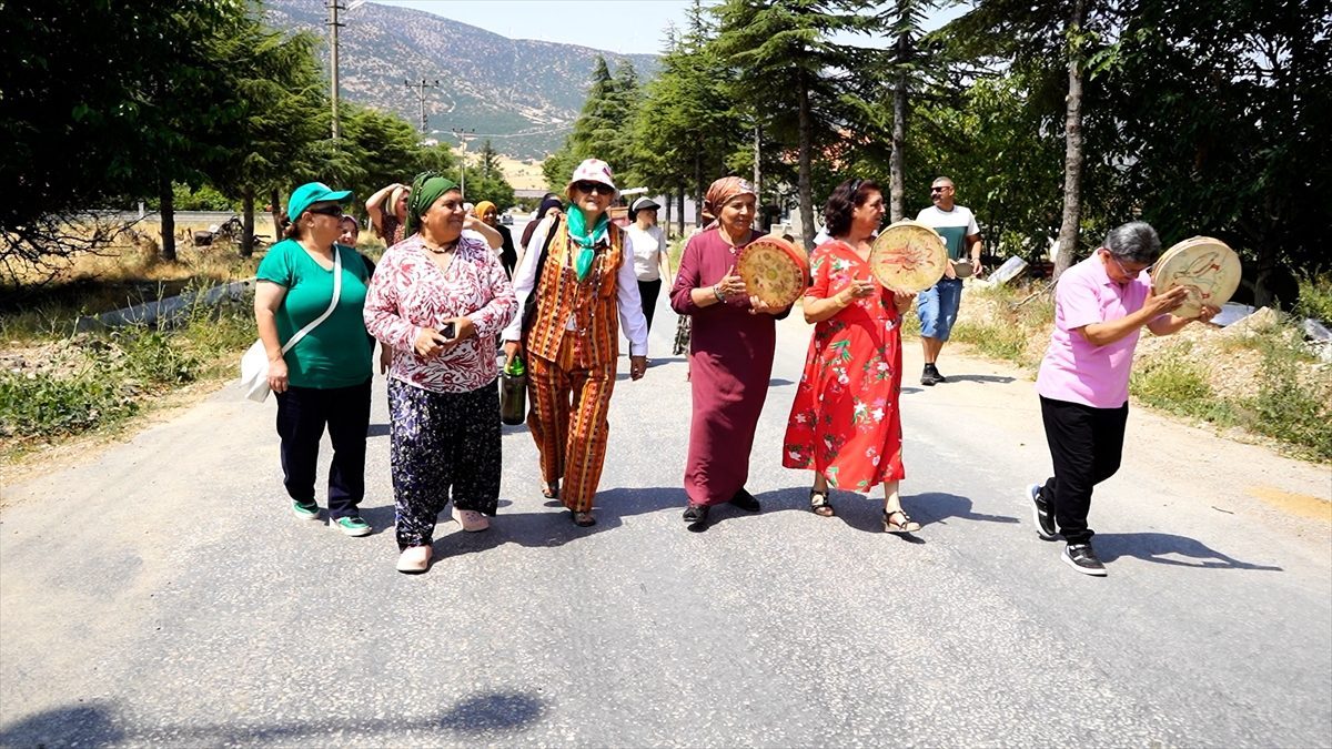 Isparta’da kadınların tef çalıp halkı düğünlere davet etme geleneği 300 yıldır yaşatılıyor