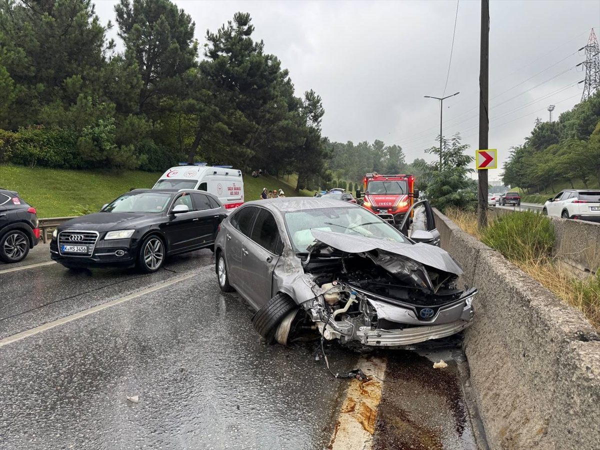 İstanbul’da iki otomobilin çarpışması sonucu 3 kişi yaralandı