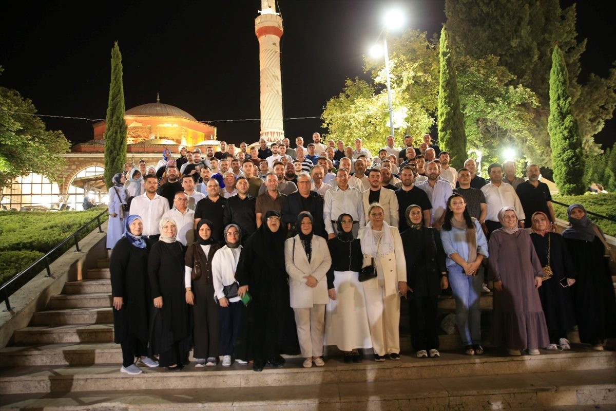 İzmir ve Manisa’da AK Parti’nin 25. kuruluş yıl dönümü dolayısıyla mevlit programı düzenlendi