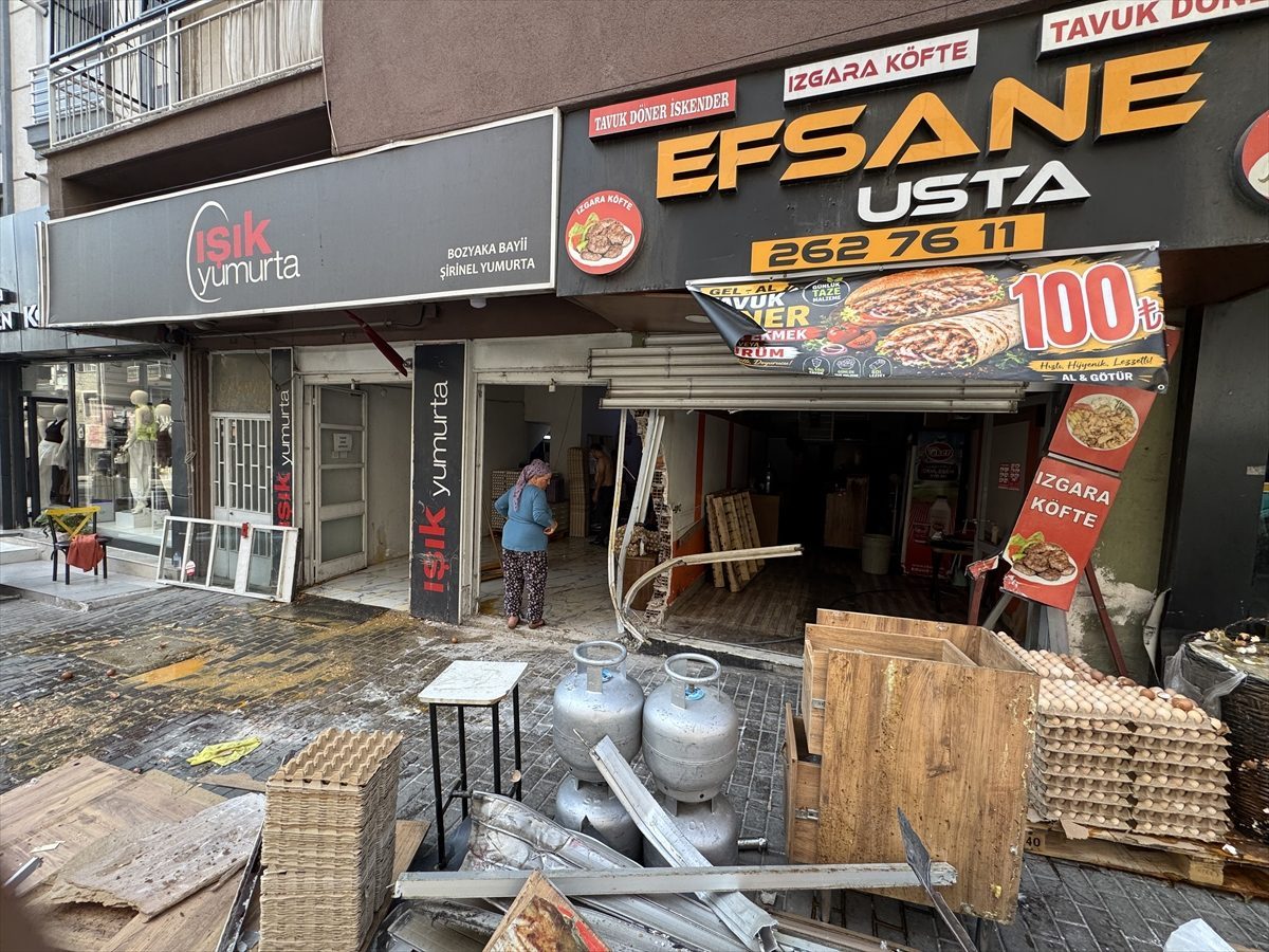 İzmir’de alkollü sürücünün kullandığı otomobil 2 iş yerine çarptı