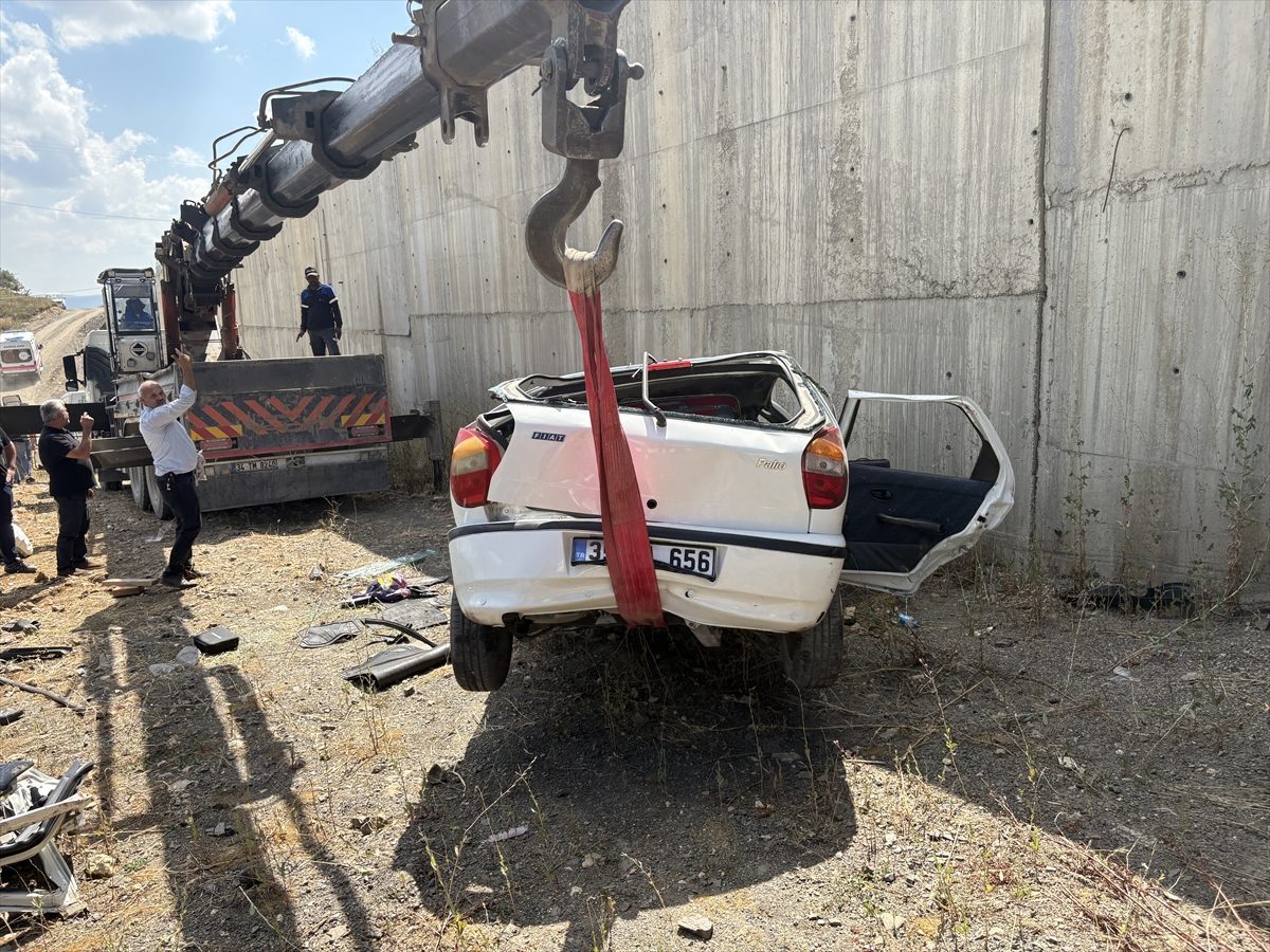 Kastamonu’da istinat duvarından düşen otomobildeki 1 kişi öldü, 3 kişi yaralandı