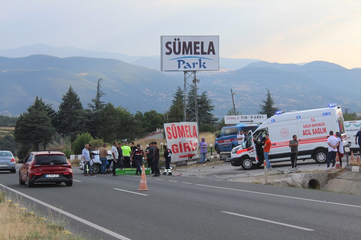 Kastamonu’da otomobilin menfeze çarparak devrildiği kazada 2 kişi öldü, 4 kişi yaralandı