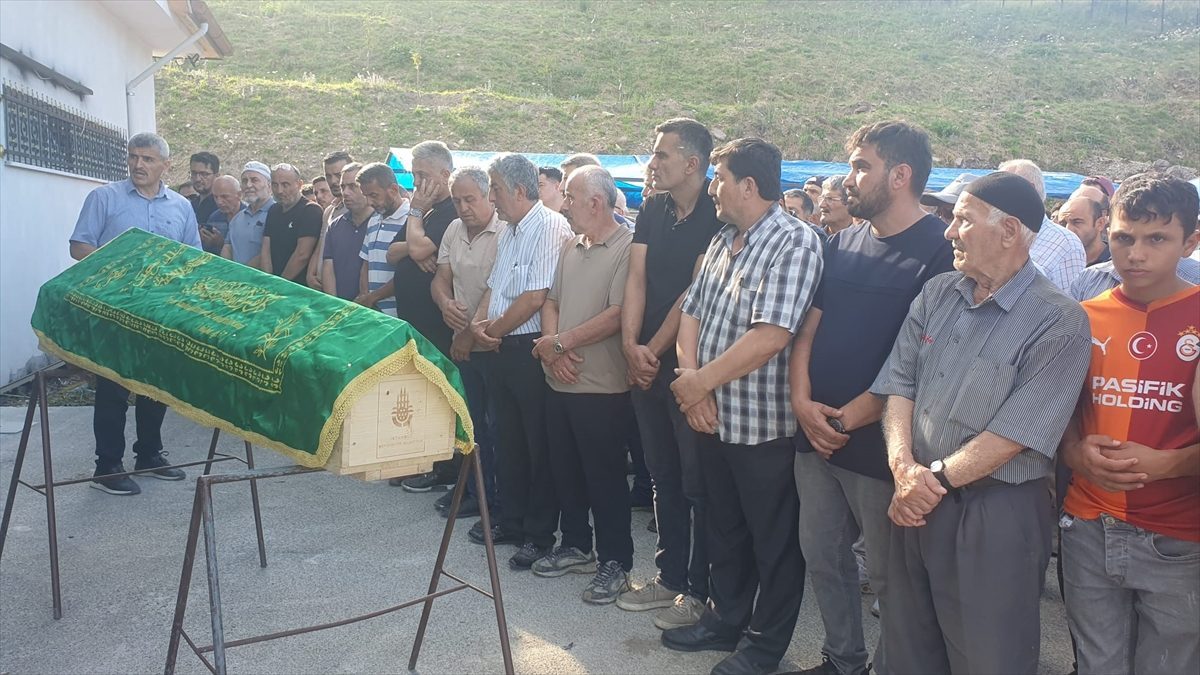 Kastamonu’da yangında mahsur kalan çocuğa yardım etmek isterken öldürülen kişinin cenazesi defnedildi