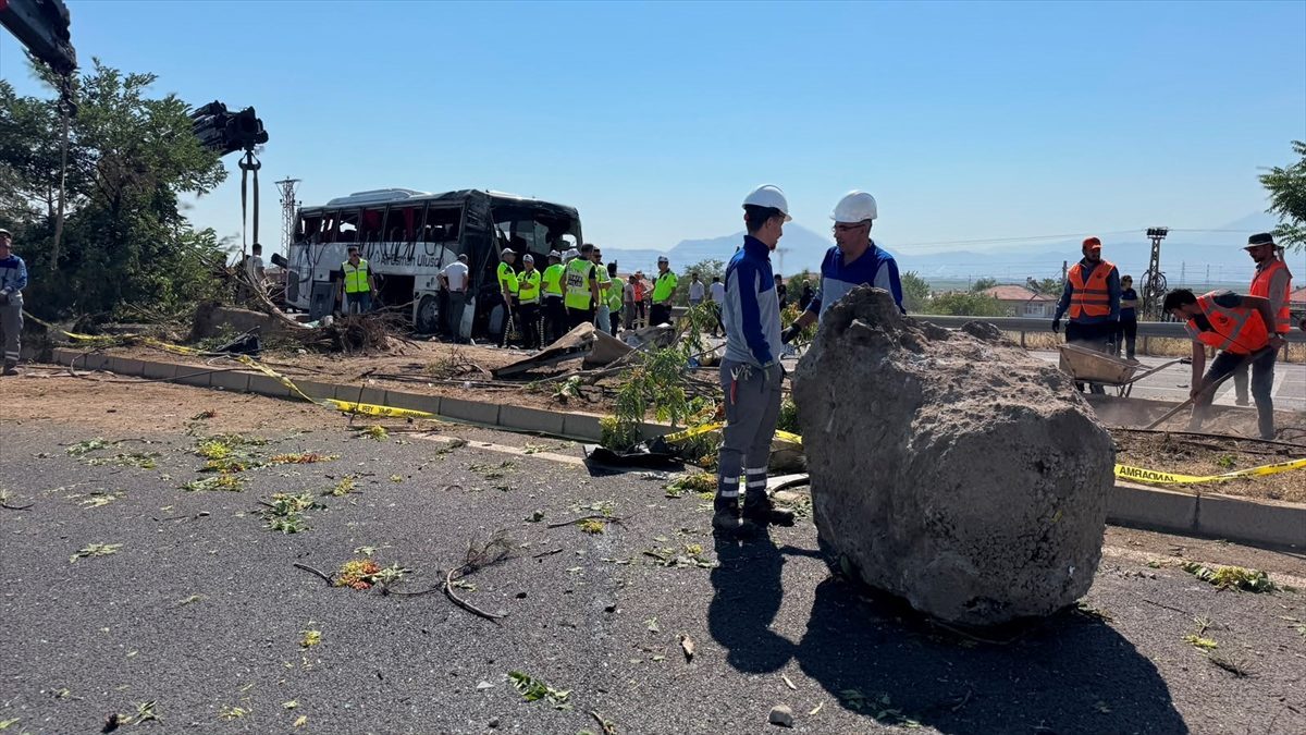 GÜNCELLEME – Kayseri’de devrilen yolcu otobüsündeki 1 kişi öldü, 22 kişi yaralandı