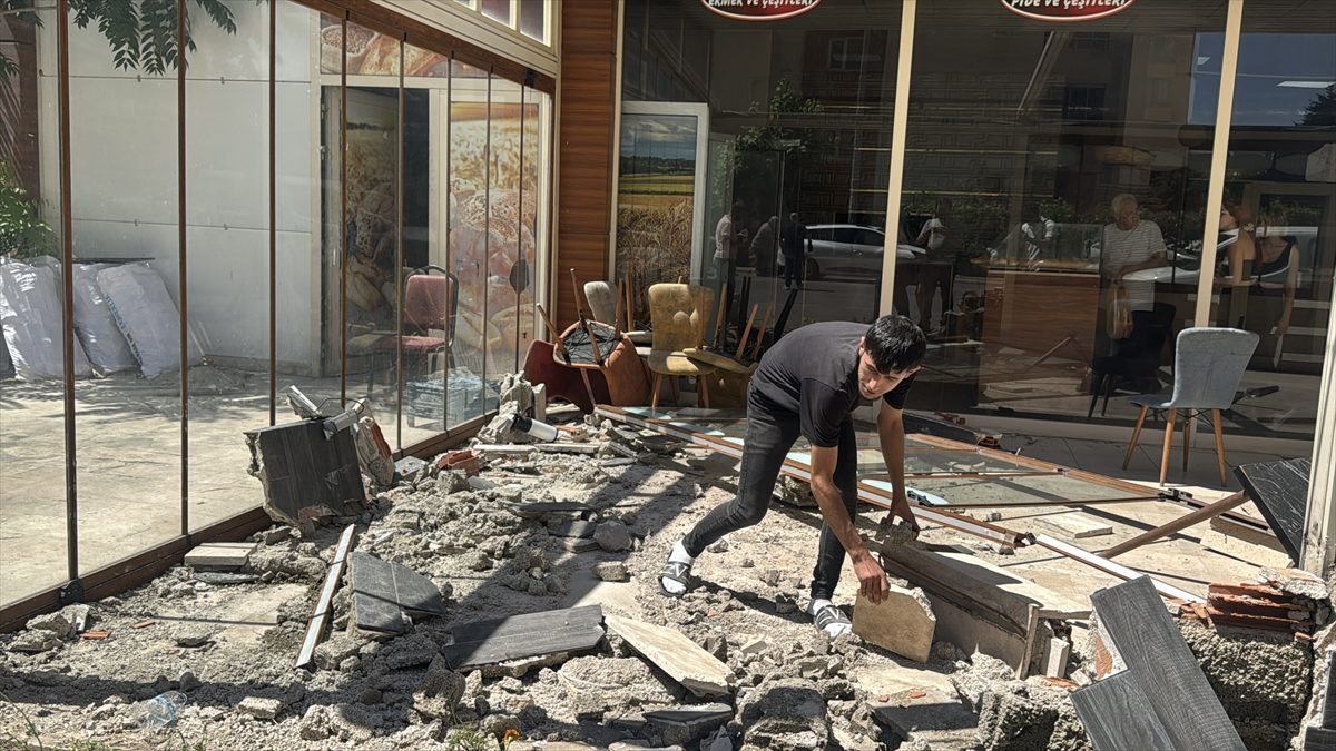Kayseri’de kaza yapan otomobillerden birinin fırına girme anı güvenlik kamerasında