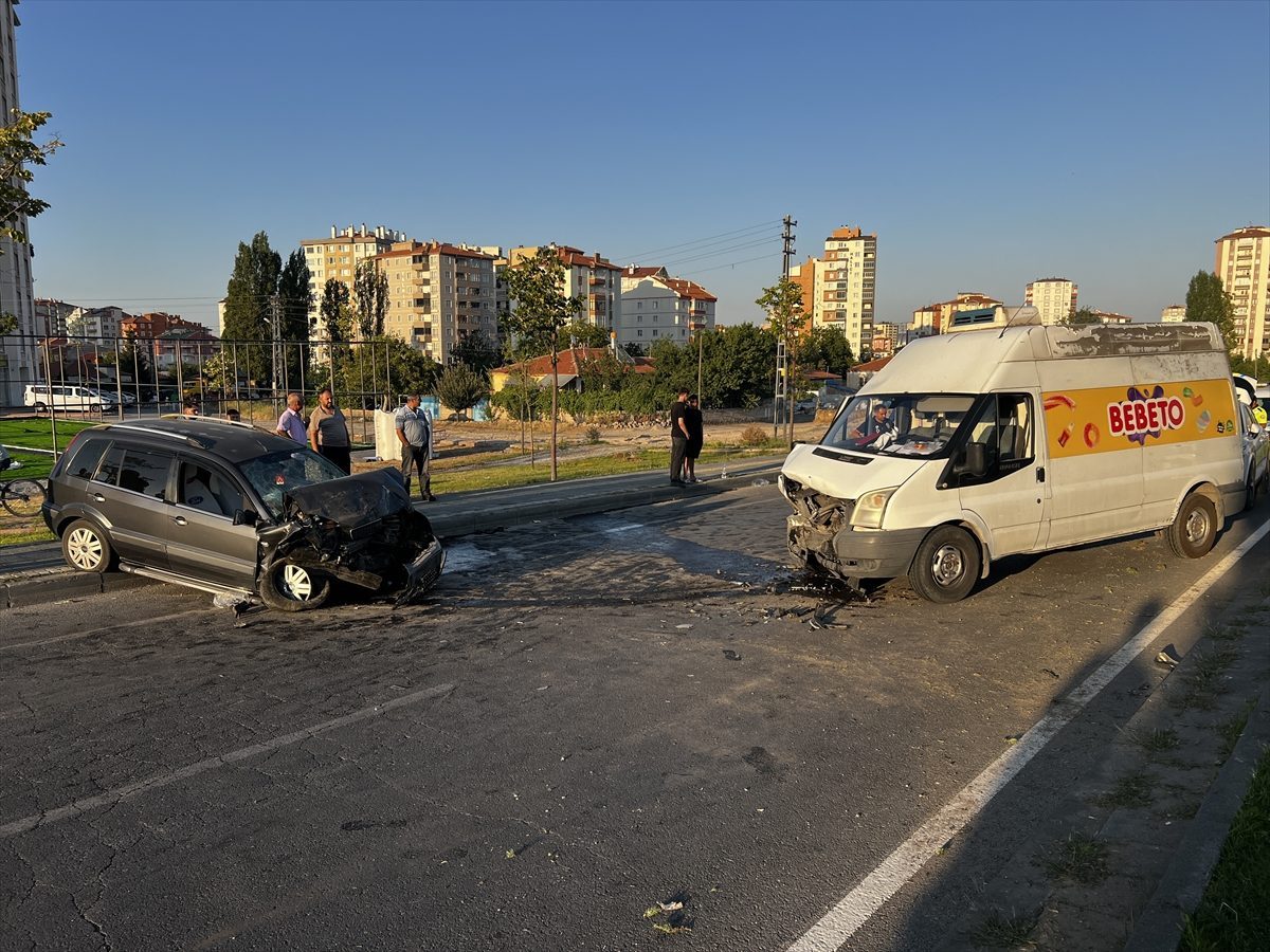 Kayseri’de otomobilin karşı şeride geçerek minibüsle çarpıştığı kazada 2 kişi yaralandı