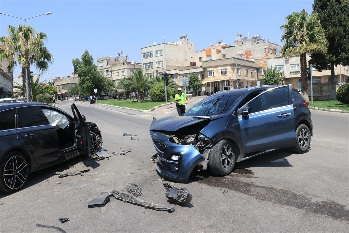 Kilis’te iki otomobilin çarpışması sonucu 4 kişi yaralandı