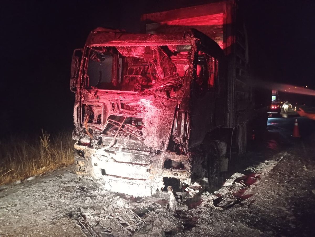 Kilis’te kömür yüklü tır seyir halindeyken alev aldı