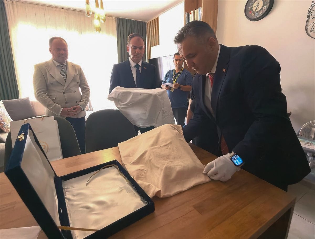 KKTC’de 36 yıldır sandıkta saklanan Türk bayrağı Türkiye’de onarılacak
