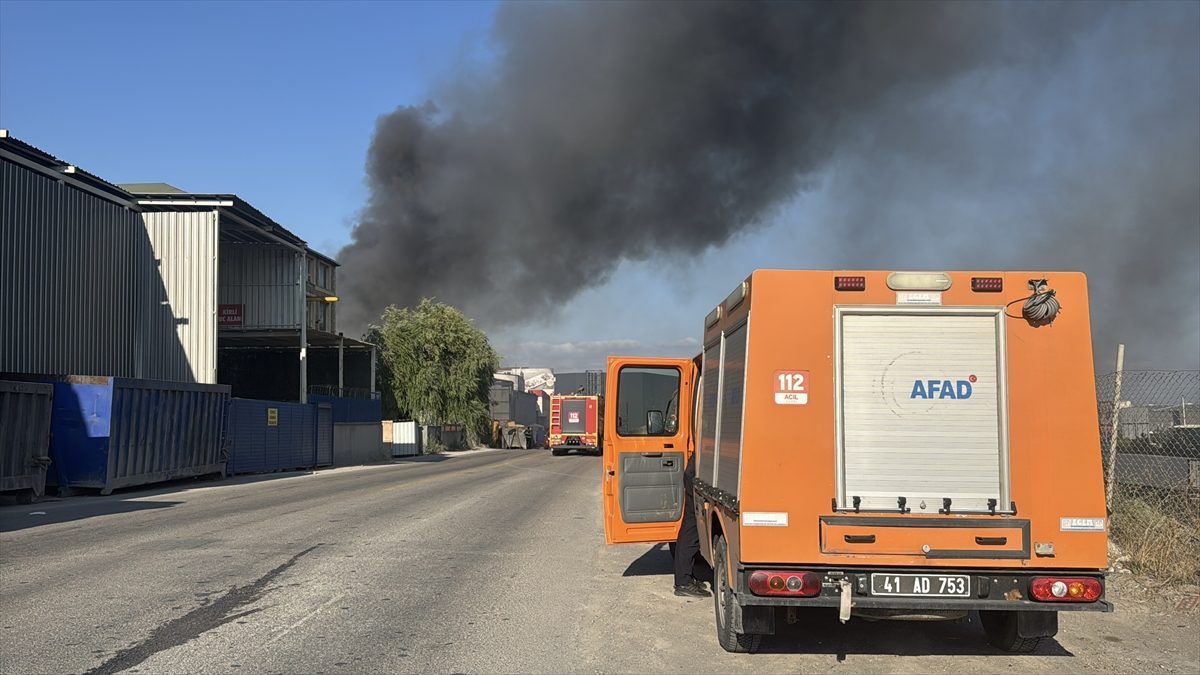 Kocaeli’de geri dönüşüm deposunda yangın çıktı